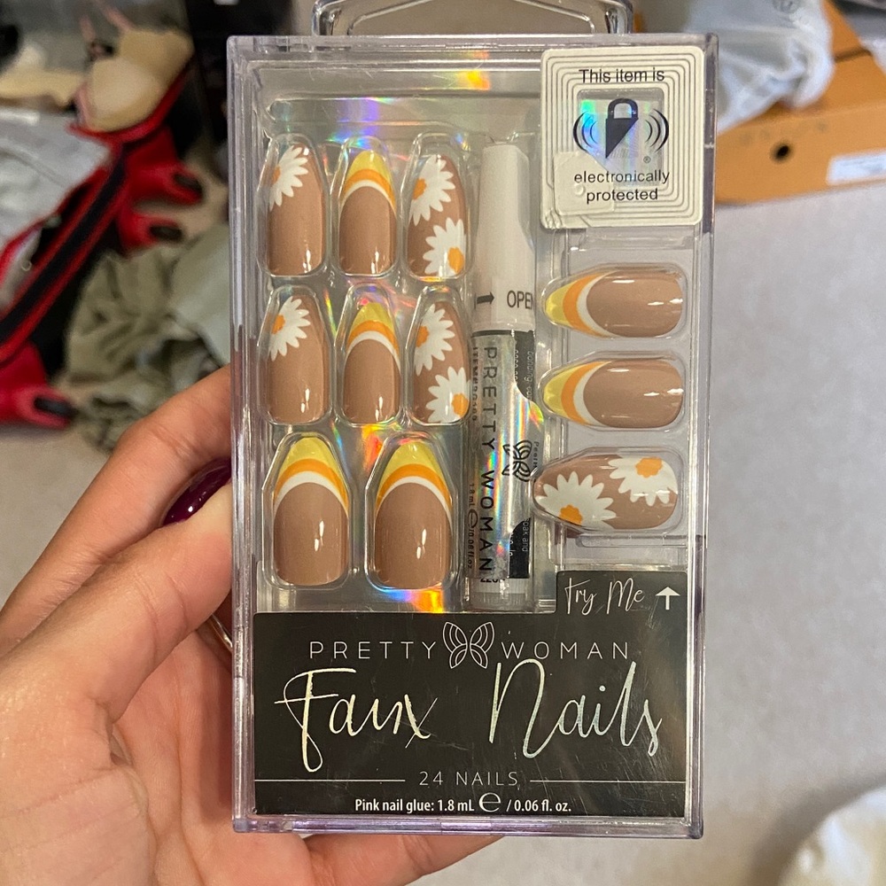 Faux Nails - Daisy Design with Yellow and White Accents